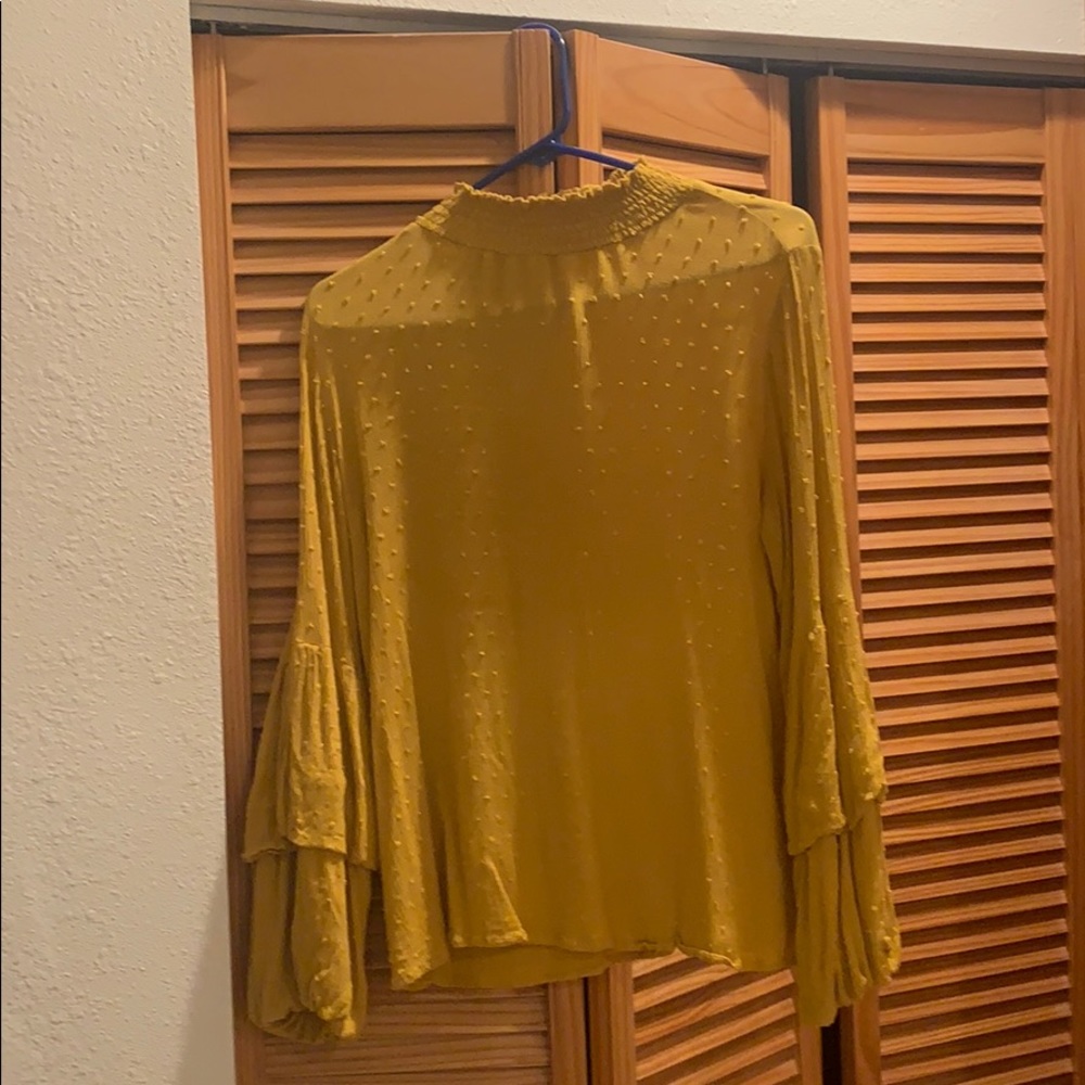 Easel flowy yellow top